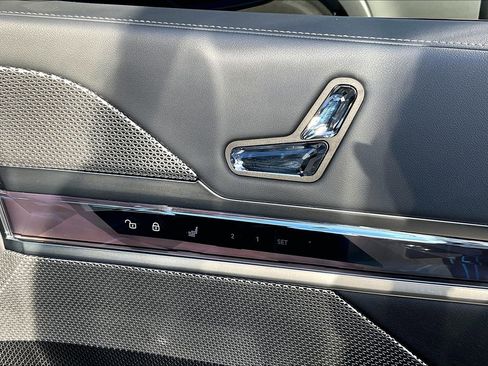 Used 2025 BMW i7 xDrive60 w/ Executive Package image 35