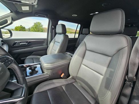 Used 2025 Chevrolet Suburban Z71 image 23