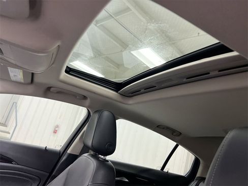 Used 2018 Buick Regal Essence w/ Driver Confidence Package #1 image 18