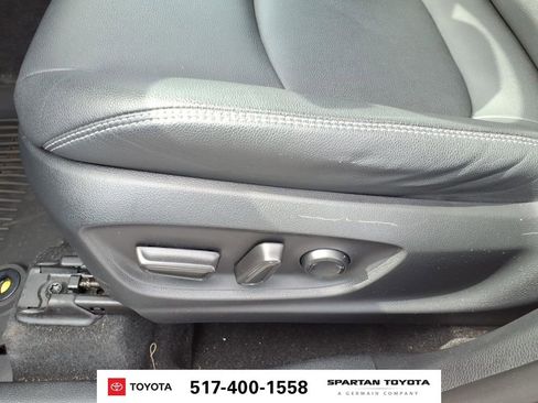 Used 2022 Toyota Corolla Cross XLE w/ Convenience Package AWD/4WD image 17