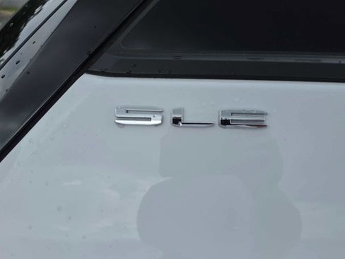 Used 2023 GMC Terrain SLE w/ Driver Convenience Package image 8