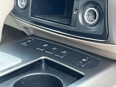 Used 2011 Nissan Armada Platinum image 28