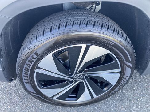 Certified 2025 Volkswagen Taos SE w/ Panoramic Sunroof Package image 15