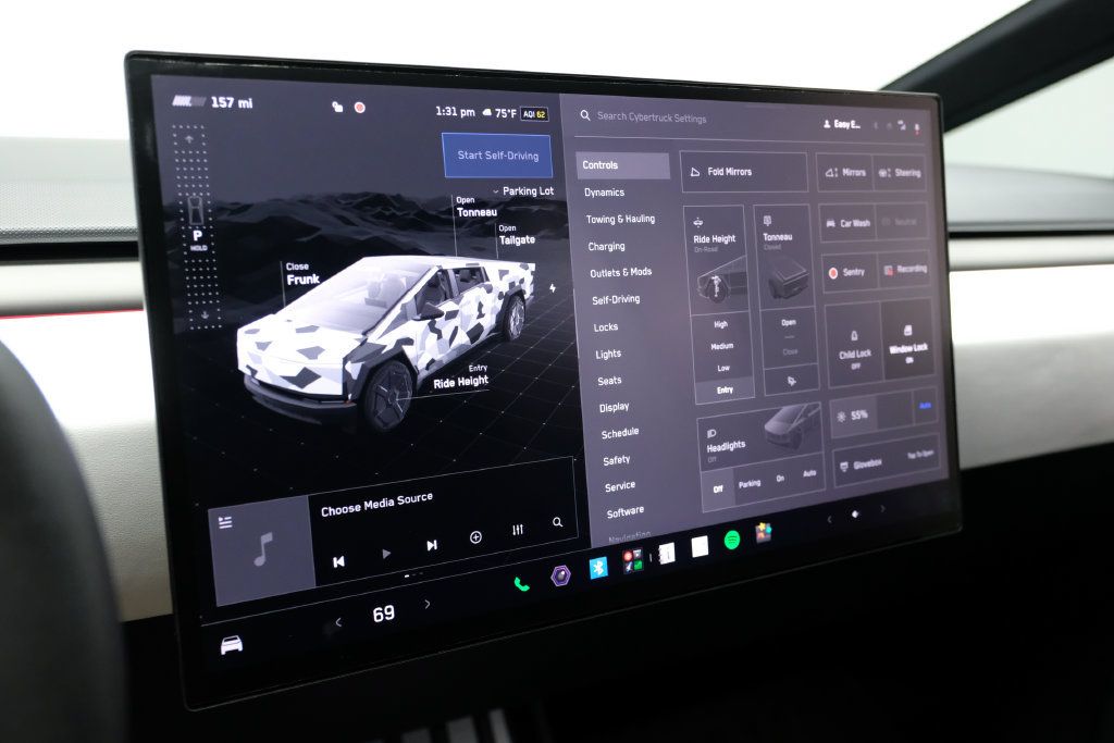 Used 2024 Tesla Cybertruck AWD Crew Cab image 27