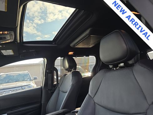 Used 2025 Toyota Sienna Platinum image 8