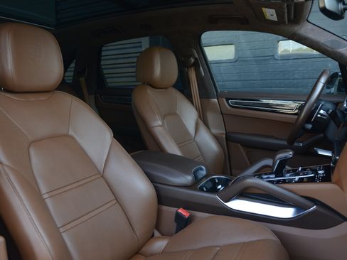 Used 2023 Porsche Cayenne Turbo AWD/4WD image 28