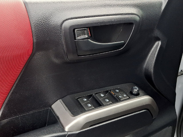 Used 2020 Toyota Tacoma SR5 AWD/4WD image 7