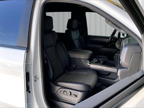 Used 2024 Chevrolet Silverado 2500 ZR2 w/ Technology Package AWD/4WD image 18