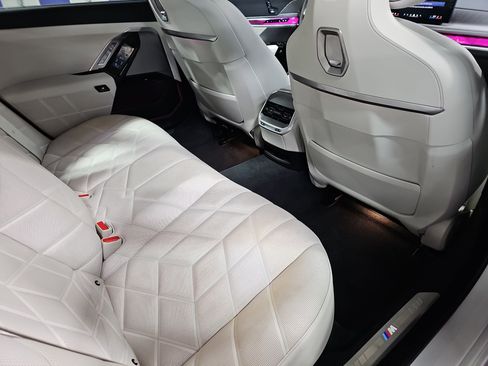 Certified 2025 BMW 750e xDrive image 12