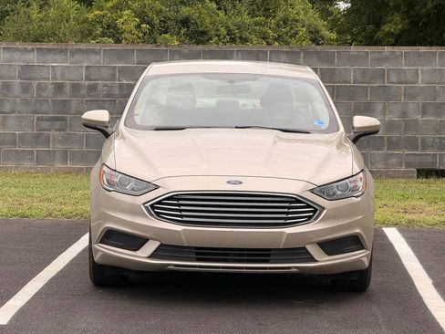 Used 2017 Ford Fusion SE w/ Fusion SE Technology Package FWD image 2