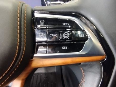 Used 2023 Jeep Grand Cherokee Summit AWD/4WD image 34