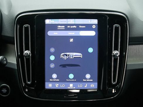 Certified 2025 Volvo XC40 B5 Ultra AWD/4WD image 28