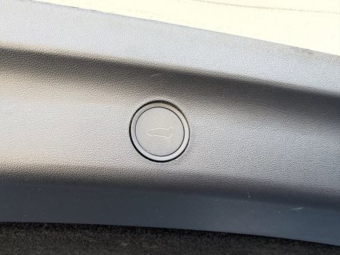 Used 2024 Tesla Model Y 2WD image 39