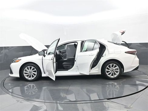 Used 2023 Toyota Camry LE image 32