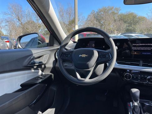 Used 2025 Chevrolet Trax LT image 33