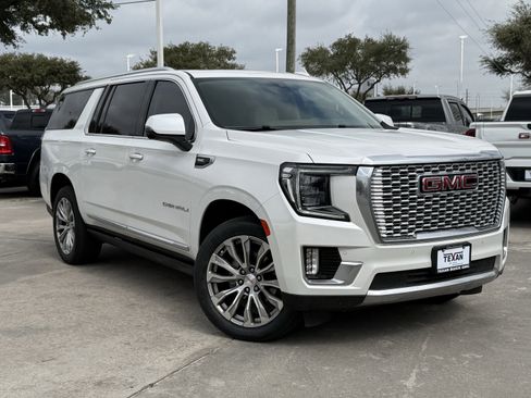 Used 2022 GMC Yukon XL Denali w/ Denali Premium Package image 2