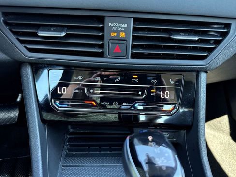 Used 2025 Volkswagen Jetta SE FWD image 18