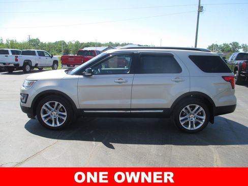 Used 2017 Ford Explorer XLT w/ Equipment Group 202A AWD/4WD image 9