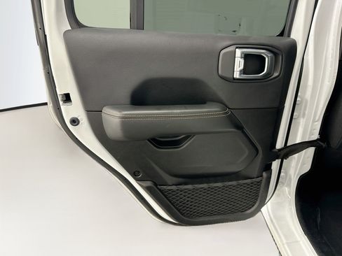Used 2025 Jeep Wrangler Unlimited Sahara AWD/4WD image 26