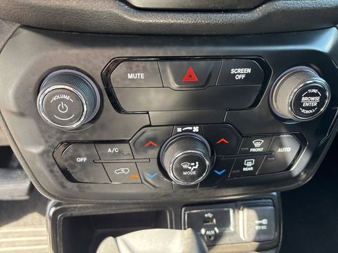 Used 2020 Jeep Renegade Latitude w/ Cold Weather Group image 16