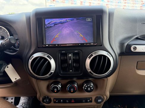 Used 2015 Jeep Wrangler Unlimited Sahara w/ Mopar Chrome Edition Group AWD/4WD image 30