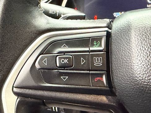 Used 2022 Jeep Grand Cherokee Laredo w/ Luxury Tech Group I RWD image 29