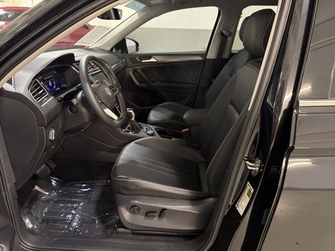 Certified 2024 Volkswagen Tiguan SE w/ Panoramic Sunroof Package AWD/4WD image 16