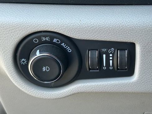 Used 2023 Chrysler Pacifica Touring-L FWD image 23