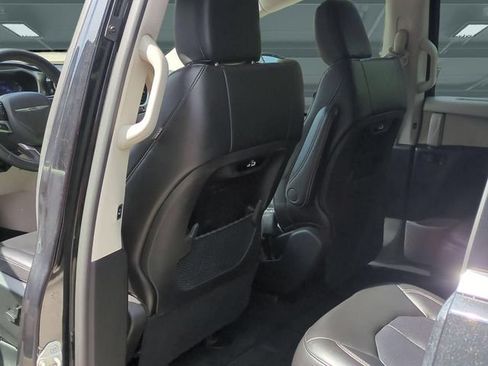 Used 2023 Chrysler Pacifica Touring-L FWD image 33