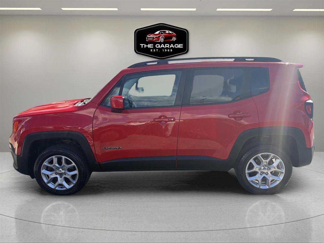 Used 2017 Jeep Renegade Latitude AWD/4WD image 2