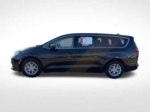 Used 2023 Chrysler Voyager LX FWD image 3