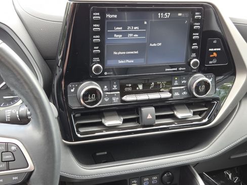 Used 2022 Toyota Highlander XLE AWD/4WD image 38