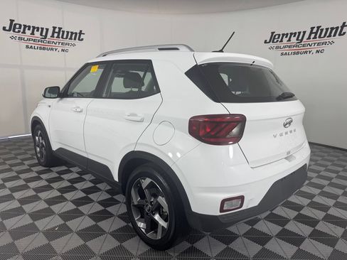 Used 2025 Hyundai Venue SEL FWD image 9