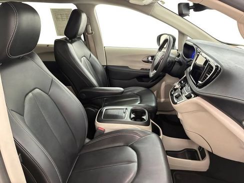 Used 2023 Chrysler Pacifica Touring-L FWD image 14