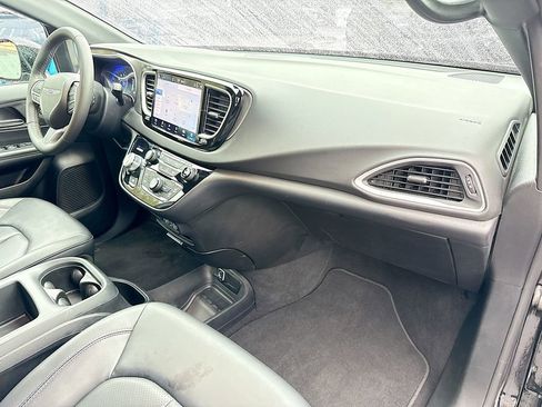 Used 2025 Chrysler Pacifica Select image 34