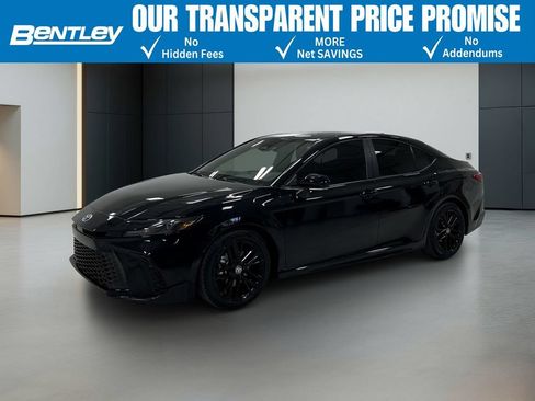 Used 2025 Toyota Camry SE FWD image 1