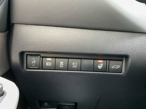 Used 2021 Toyota Venza Limited image 30