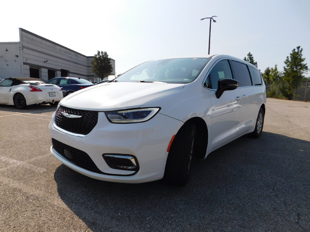 Used 2024 Chrysler Pacifica Touring-L FWD image 4