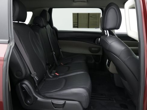 Used 2025 Kia Carnival FWD image 35