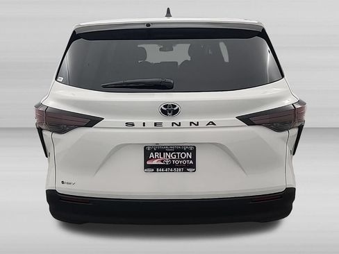 Used 2026 Toyota Sienna LE FWD image 6