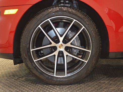 Certified 2025 Porsche Macan image 13