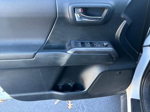 Used 2016 Toyota Tacoma SR5 image 12