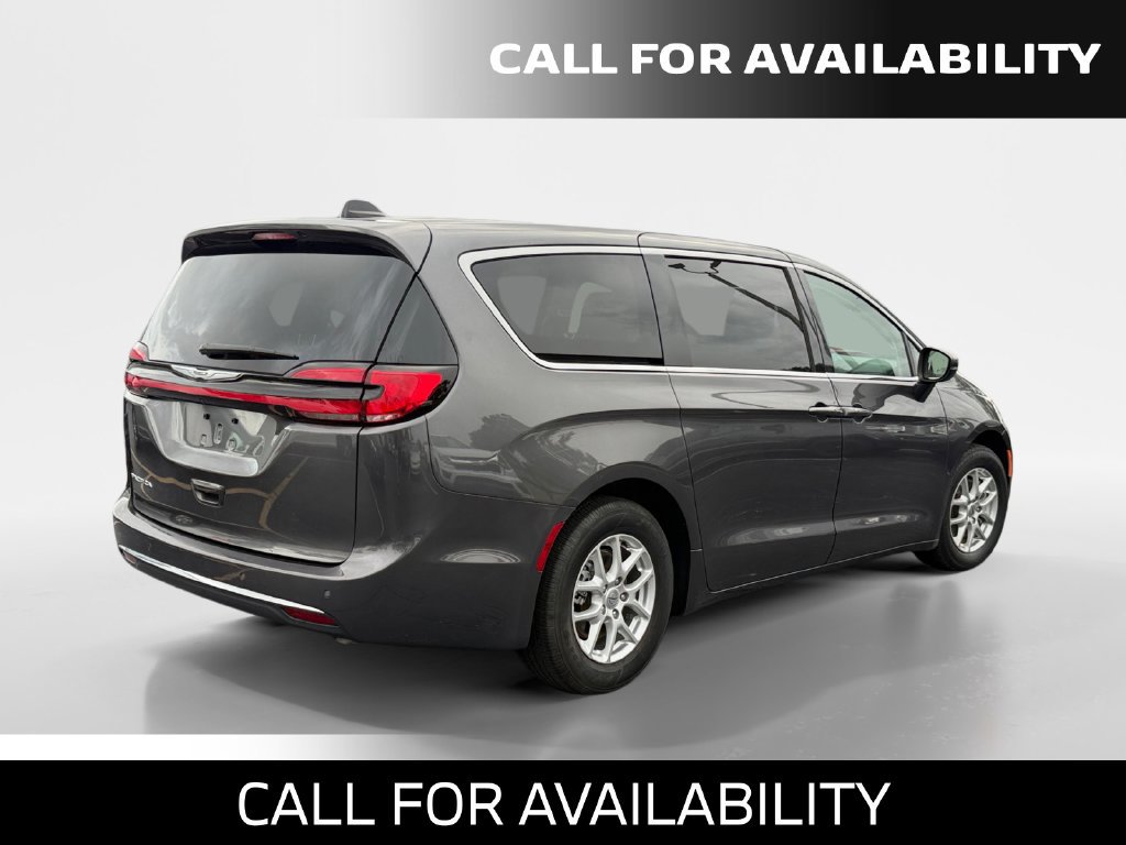 Used 2023 Chrysler Pacifica Touring-L FWD image 5