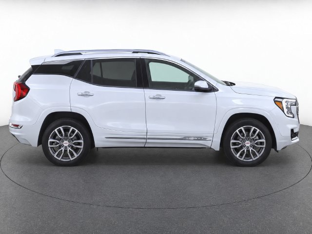 Used 2024 GMC Terrain Denali w/ Denali Premium Package AWD/4WD image 8