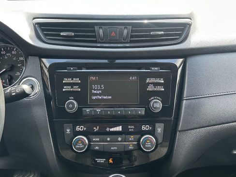 Used 2017 Nissan Rogue SV AWD/4WD image 25