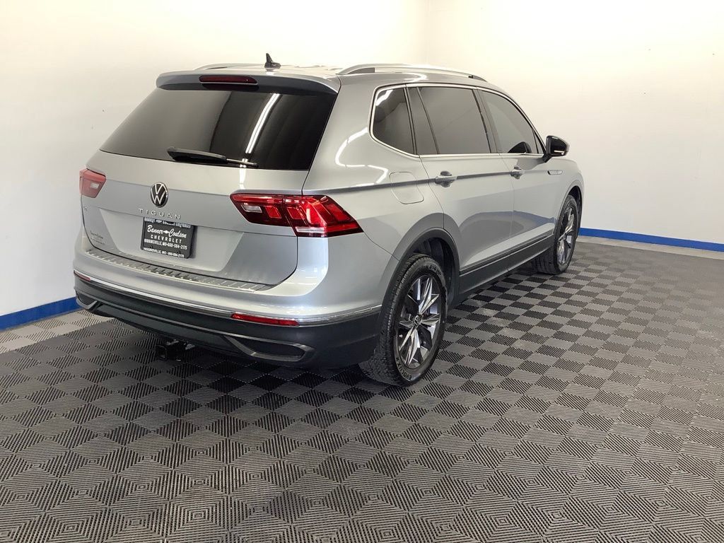 Used 2023 Volkswagen Tiguan SE w/ Panoramic Sunroof Package FWD image 23