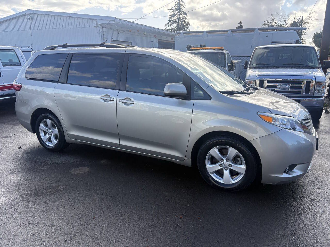 Used 2015 Toyota Sienna LE FWD image 4