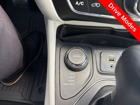 Used 2021 Jeep Cherokee Latitude Plus w/ Sun & Sound Group AWD/4WD image 11