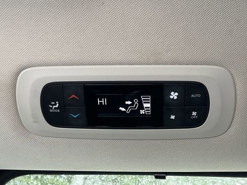 Used 2022 Chrysler Pacifica Touring-L image 18