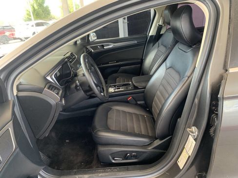 Used 2017 Ford Fusion SE w/ Equipment Group 201A FWD image 6